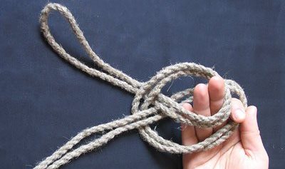 Как правильно связать руки девушки? Базовый элемент шибари