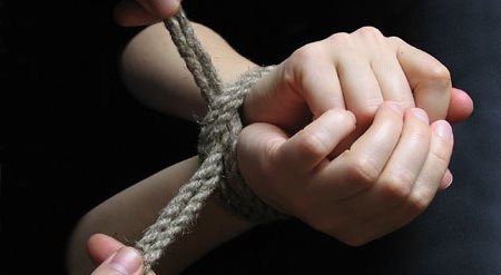 Как правильно связать руки девушки? Базовый элемент шибари