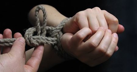 Как правильно связать руки девушки? Базовый элемент шибари