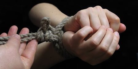 Как правильно связать руки девушки? Базовый элемент шибари