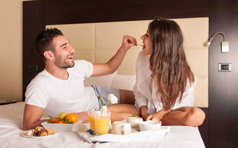 Манеры мужчины за столом раскрывают его поведение в постели