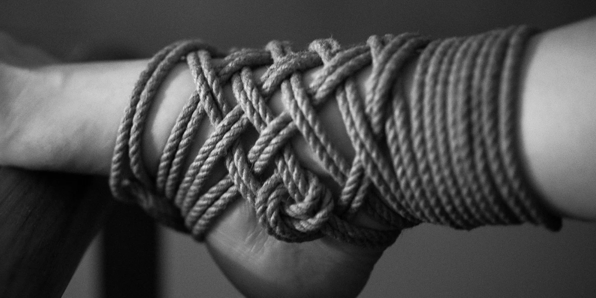 Как правильно связать руки девушки? Базовый элемент шибари