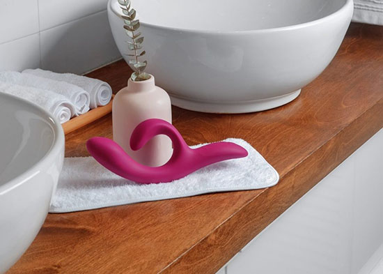 Разделите вибратор-кролик со своим партнёром