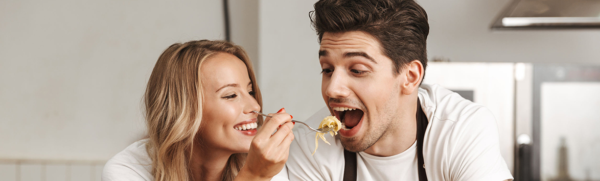 Манеры мужчины за столом раскрывают его поведение в постели