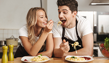 Манеры мужчины за столом раскрывают его поведение в постели