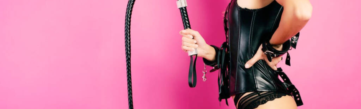 Девайсы для эротической порки. Что выбрать: кнут, стек или флогер, в чем разница?