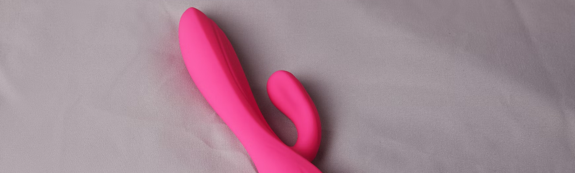 Обзор вибратора со стимулятором клитора Silver Swan: двойное удовольствие!
