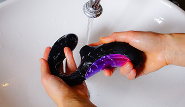 10 водонепроницаемых секс-игрушек, которые стоит взять с собой в ванную