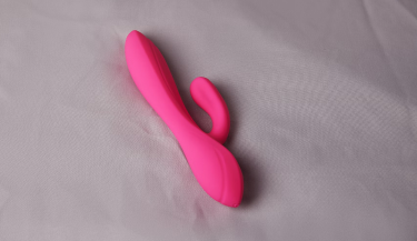 Обзор вибратора со стимулятором клитора Silver Swan: двойное удовольствие!