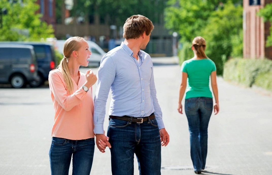 Почему парень сравнивает свою девушку с бывшей?