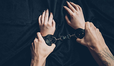 10 недопустимых ошибок при использовании наручников в сексе