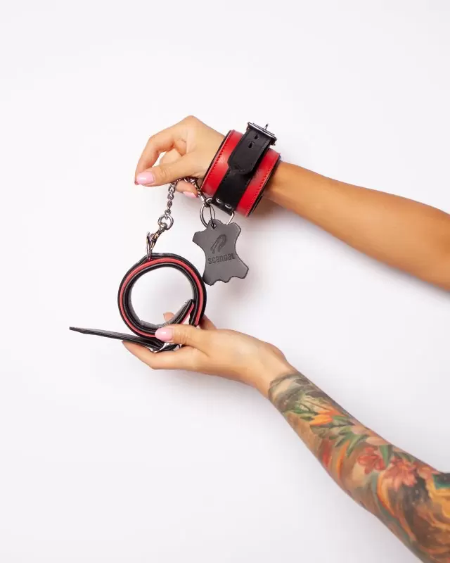 Кожаные наручники Scandal с соединителем из нержавеющей стали длиной 14 см