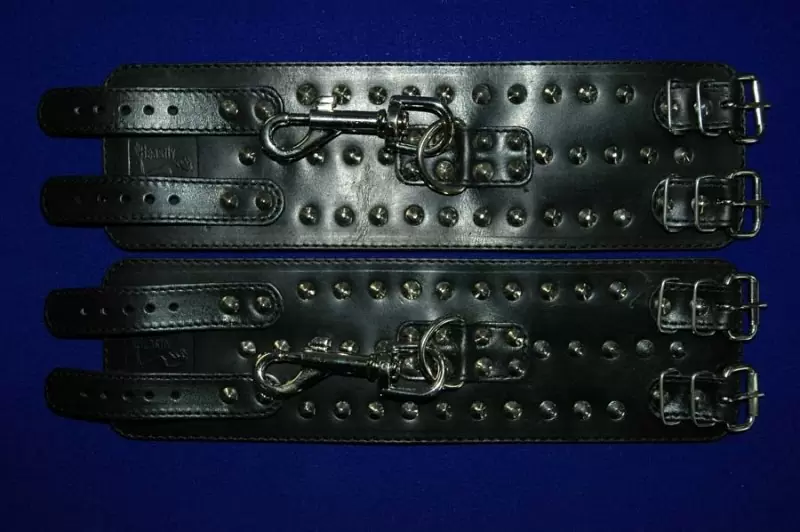 Наножники с карабинами Sinful