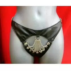 Сексуальные кожаные трусики Подиум с металлическими цепочками - S/M