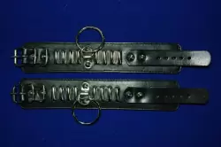 Узкие наручники Sinful