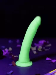 Реалистичный фаллоимитатор Glow In The Dark Dildo Realrock, люминисцентный, 20 см, зелёный