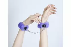 Универсальные БДСМ-наручники из натуральной кожи со съемным мехом