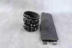 Кожаные наножники Бистли Аксессориз с фиксирующей цепочкой - черный