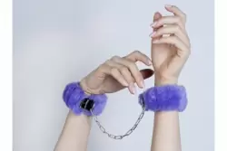 Универсальные БДСМ-наручники из натуральной кожи со съемным мехом