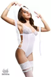 Сексапильное боди с маской для глаз и подвязкой Demoniq Simone белого цвета – S