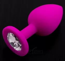 Яркая маленькая анальная пробка 021 Deep Rose S Diamond с кристаллом – розовый с прозрачным