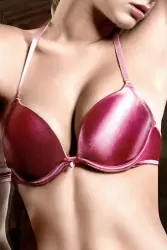 Малиновый бюстгальтер с мягкими чашечками и съемной бретелью на шею – 32 А