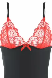 Романтичная облегающая сорочка с подвязками для чулок и стрингами Baci White Label – S/M