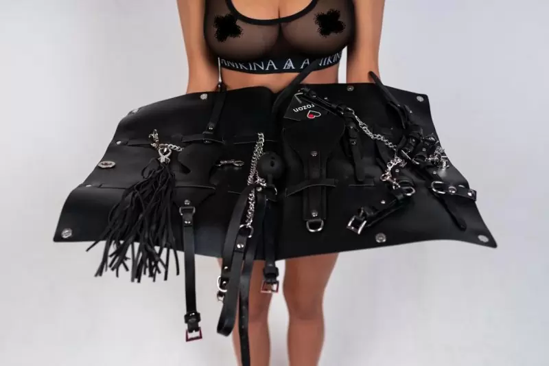 Черный набор для БДСМ игр (9 предметов) в кожаной сумке