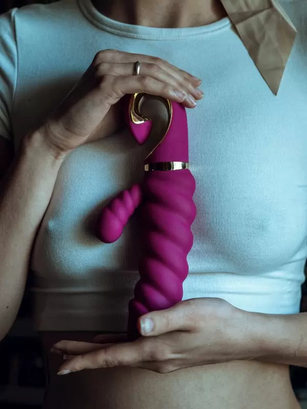 Вибратор-кролик с витым стволом GCandy