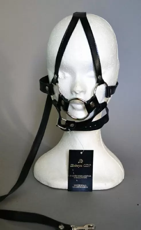 Сбруя из натуральной кожи Подиум с кляпом-кольцом и поводком - черный