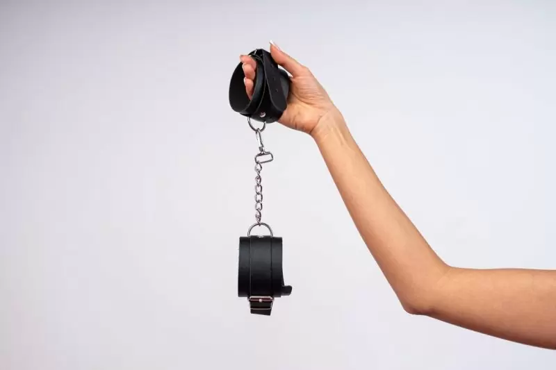 Наножники из эко-кожи с цепным креплением Erozon