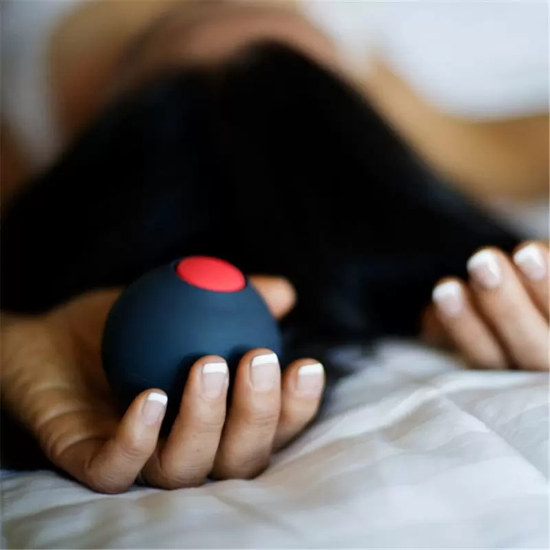 Магнитно-левитационный пульсатор Revel Body SOL с широким диапазоном вибрации – серый с красным