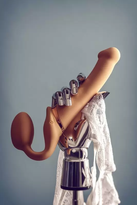 Безремневой страпон с вибрацией. Strap-on-me. 24,5 см. Телесный