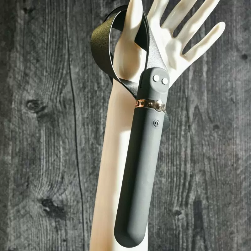 Мультискоростной вибратор с ремешком Spank Me Vibe, черный