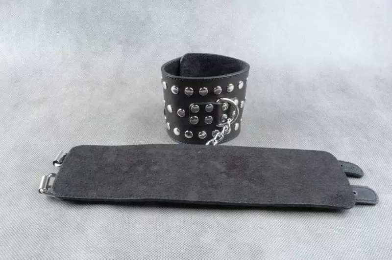 Кожаные наножники Бистли Аксессориз с фиксирующей цепочкой - черный