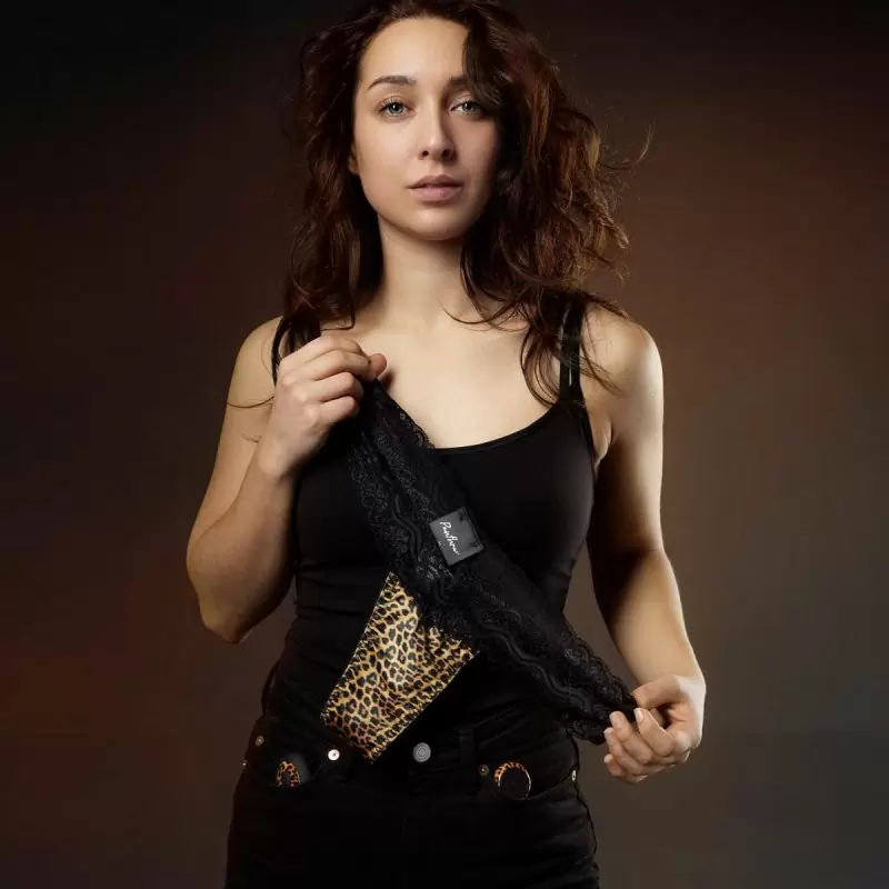 Трусики с вибратором Tania для стимуляции клитора в стильной косметичке