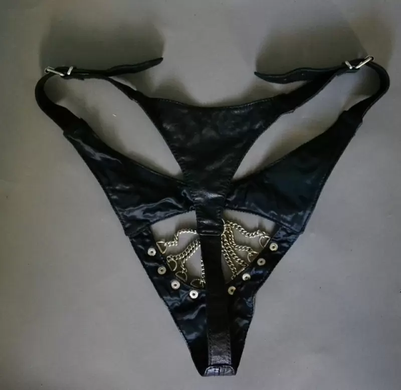 Сексуальные кожаные трусики Подиум с металлическими цепочками - S/M