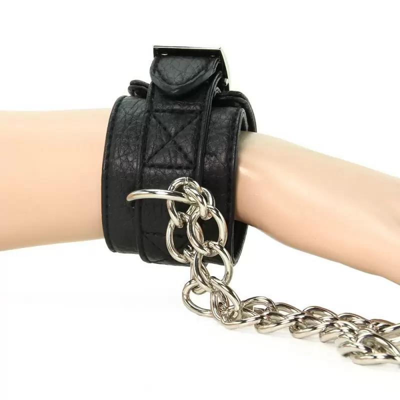 Унисекс наручники на цепи с замком Unisex Leatherette Cuffs – черный