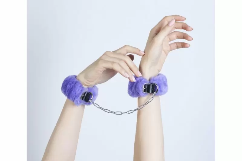 Универсальные БДСМ-наручники из натуральной кожи со съемным мехом