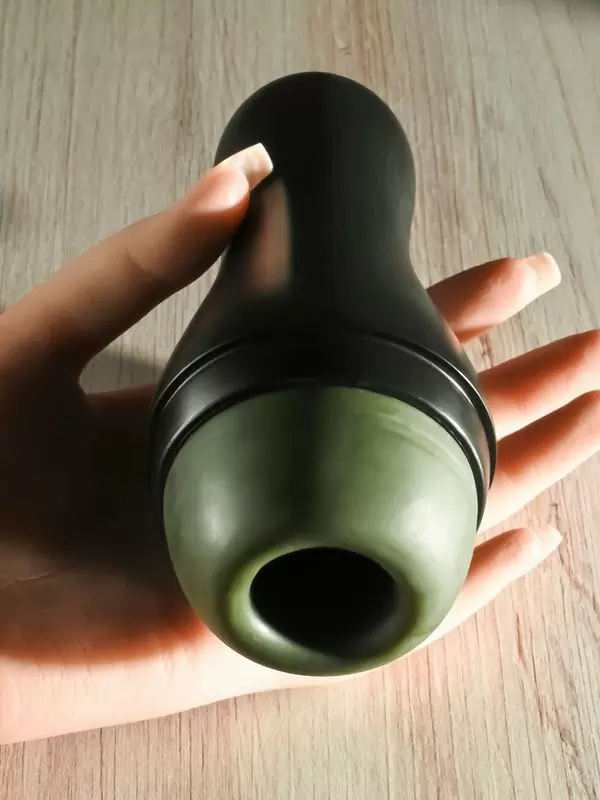 Мастурбатор Evolved Kingpin, в тубе, черный с зелёным