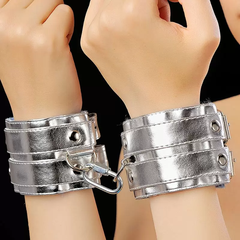 Наручники с двойной застежкой Sitabella с мехом – серебристый