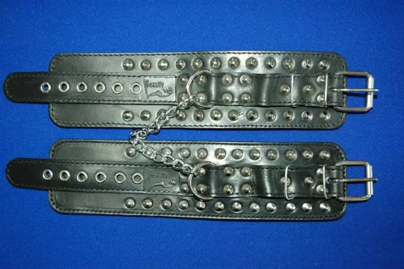 Наручники с цепочкой Sinful