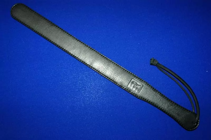 Узкая шлепалка для порки