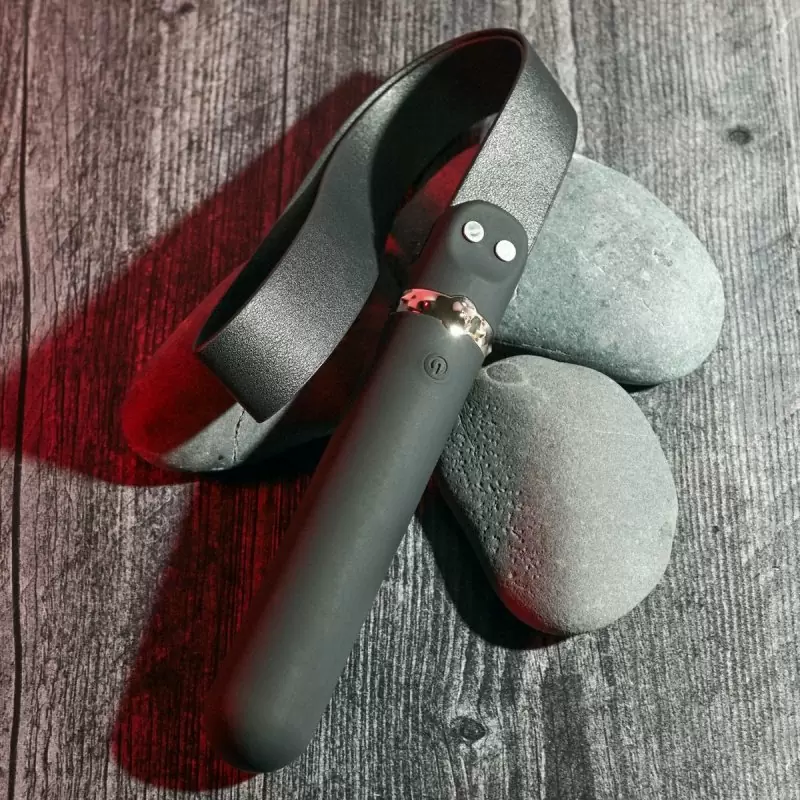 Мультискоростной вибратор с ремешком Spank Me Vibe, черный