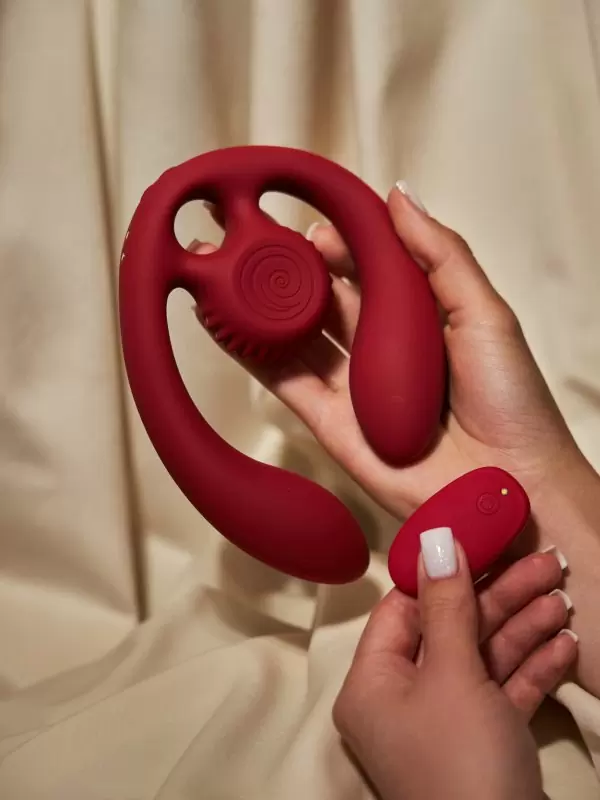 Гибкий вибратор для пар SVibe Snail GIZI Duo, синхронная стимуляция, пульт ДУ, бордовый