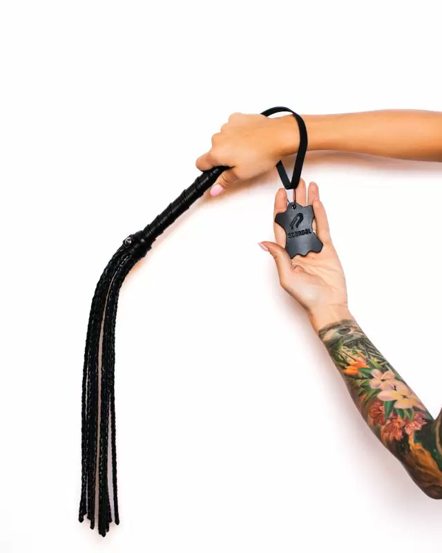 Плетеный многохвостый флоггер «Scandal» из натуральной кожи