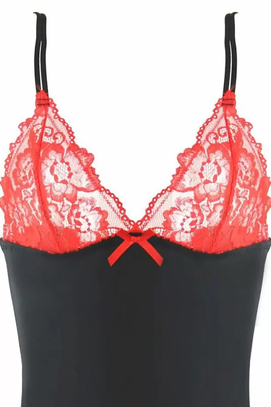 Романтичная облегающая сорочка с подвязками для чулок и стрингами Baci White Label – M/L