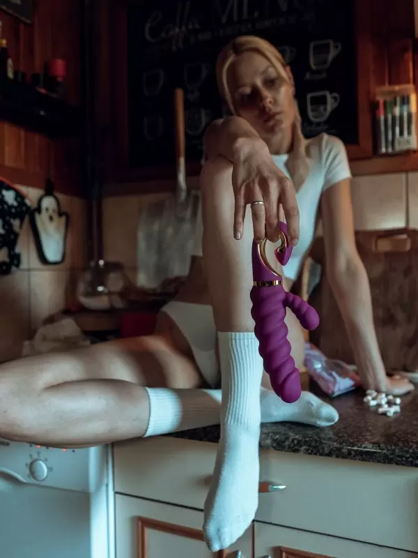 Вибратор-кролик с витым стволом GCandy