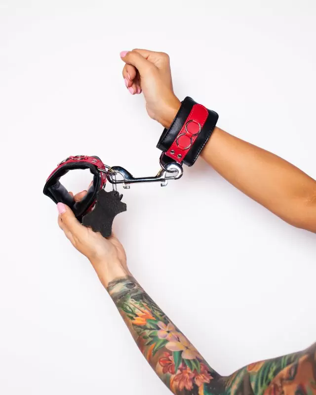 Кожаные наручники Scandal с соединителем из стали длиной 11,5 см